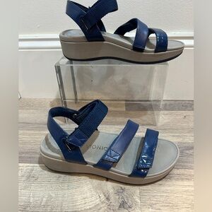 Vionic sandals size 7